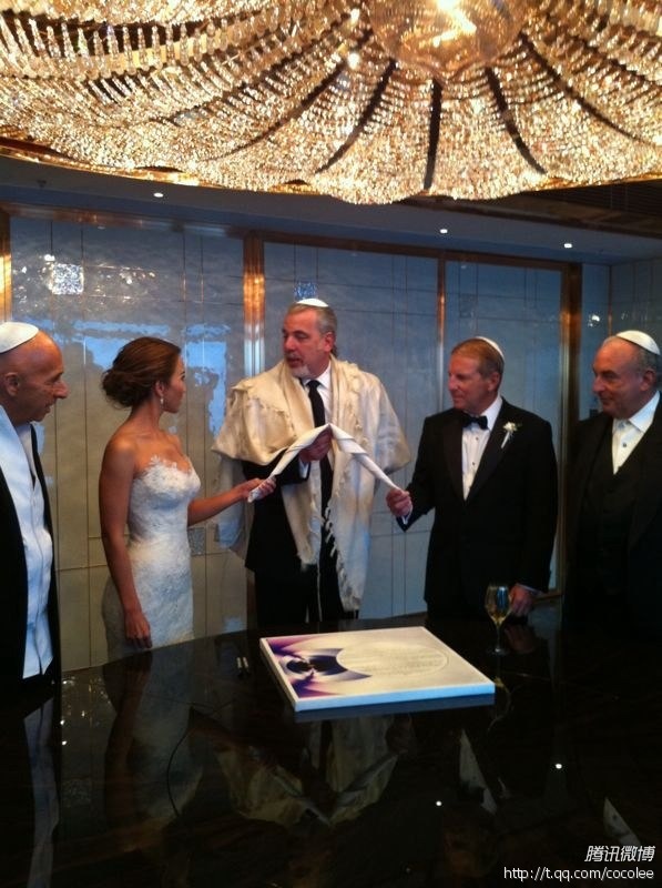 签署犹太婚礼文件。