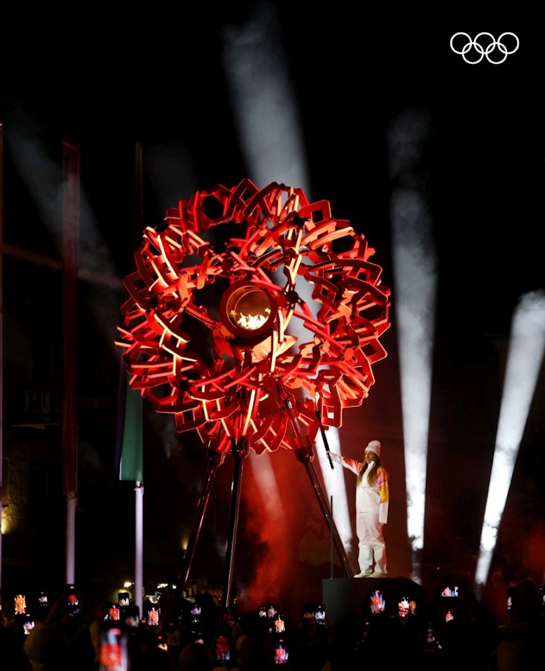 本屆意大利奪金希望Sofia Goggia在科爾蒂納迪博納廣場點燃聖火。（奧運官方IG）