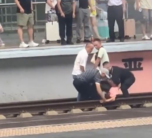郴州男子家事爭執跳高鐵軌，3乘客協助對方家人，將跳軌男抬起救回。薘勃新聞
