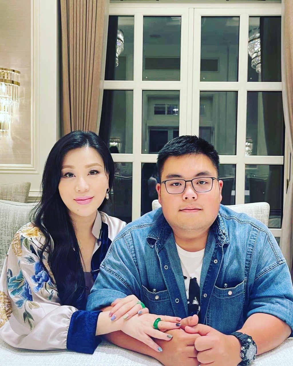 楊小娟於IG貼出與囝囝的翹手合照，現年21歲的呂善揚（右）雙頰明顯圓潤不少。