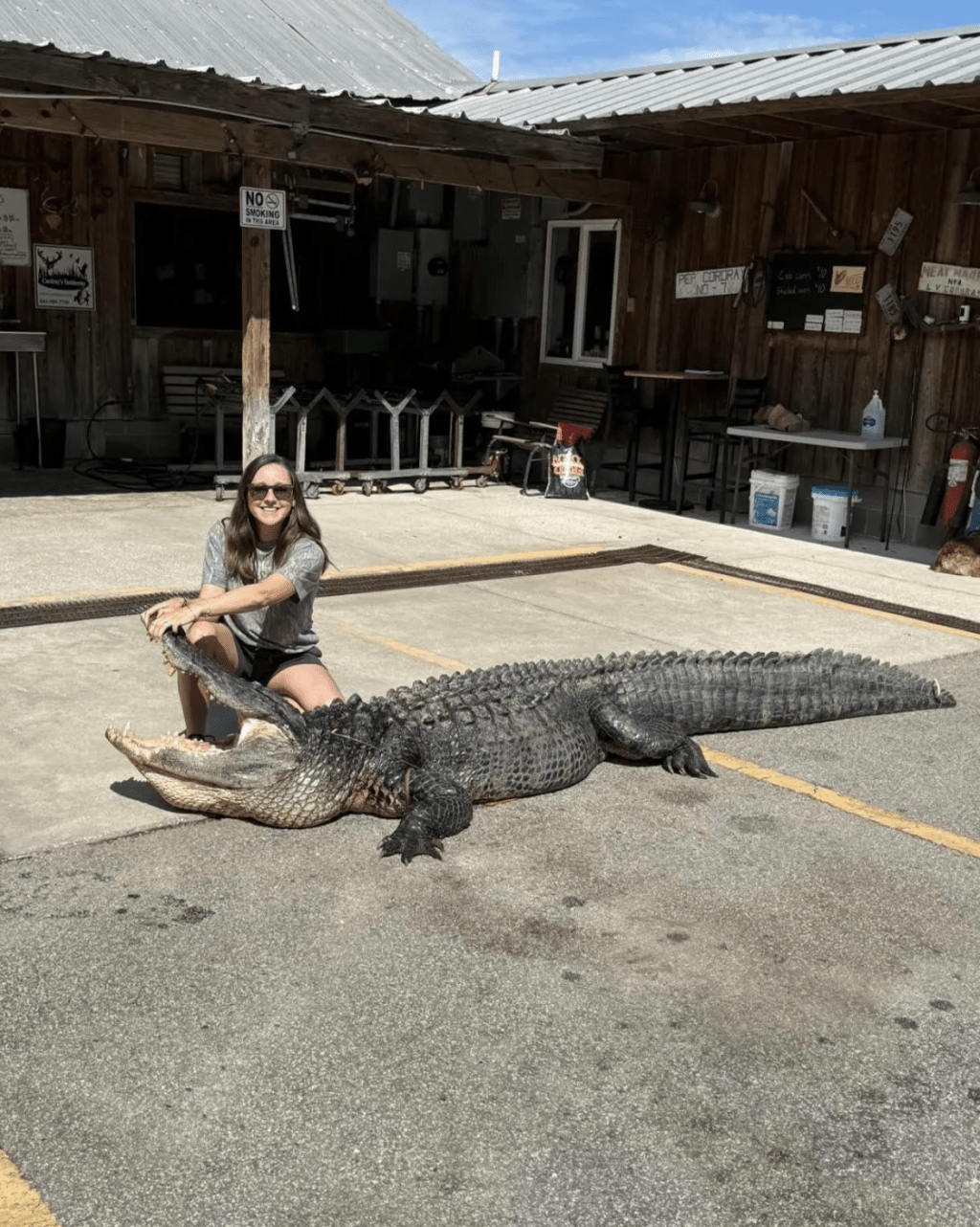 利文斯頓放產假狩獵時成功捕獲一條長達3.6米、重達271公斤的巨鱷，成為當地熱話。利文斯頓Facebook利文斯頓Facebook