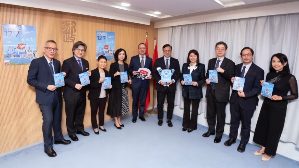 林定國與張國鈞及專員們，呼籲市民12月7日齊投票。林定國fb影片截圖