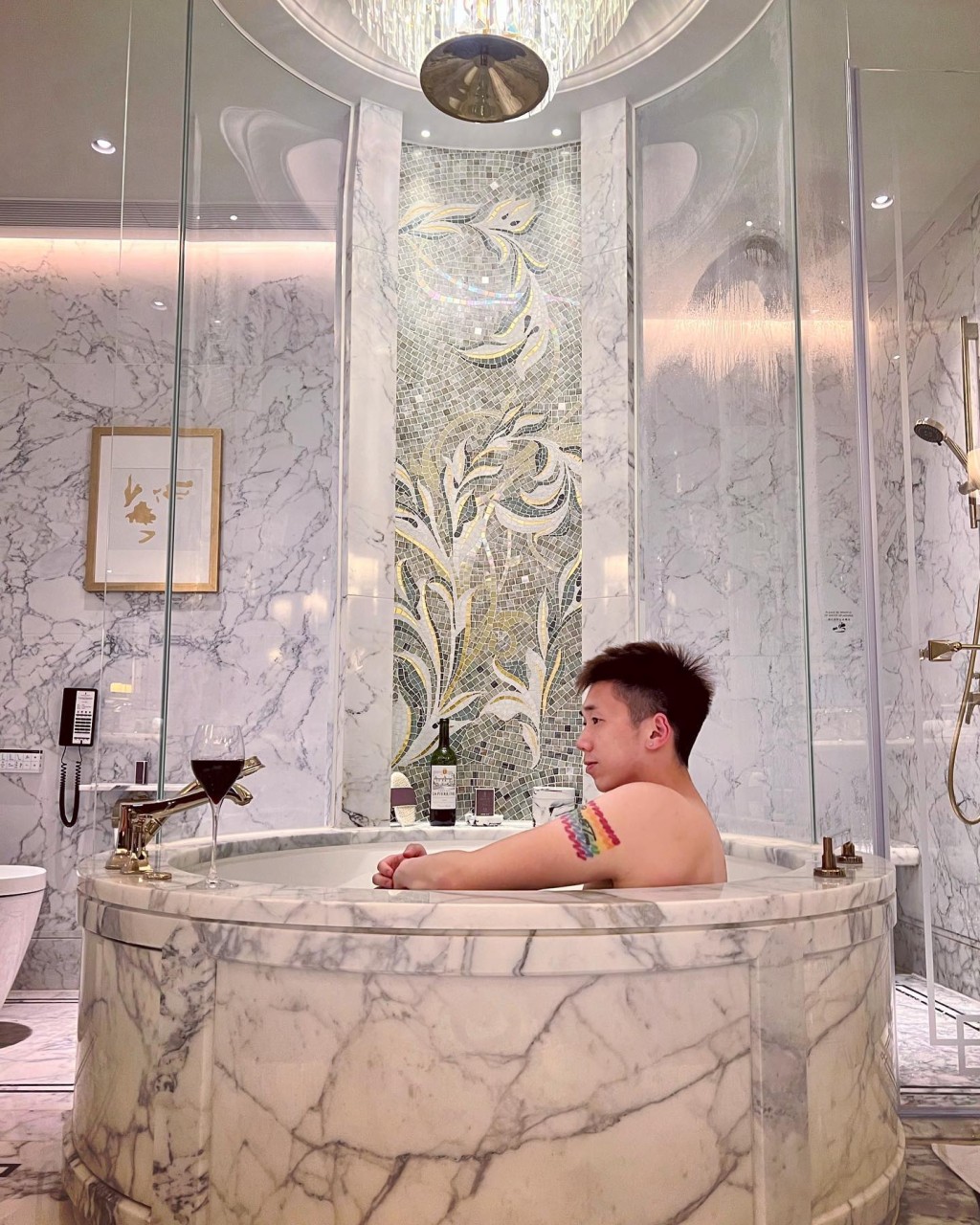 陳書君與不少女星一樣，喜愛在酒店浴室打卡。