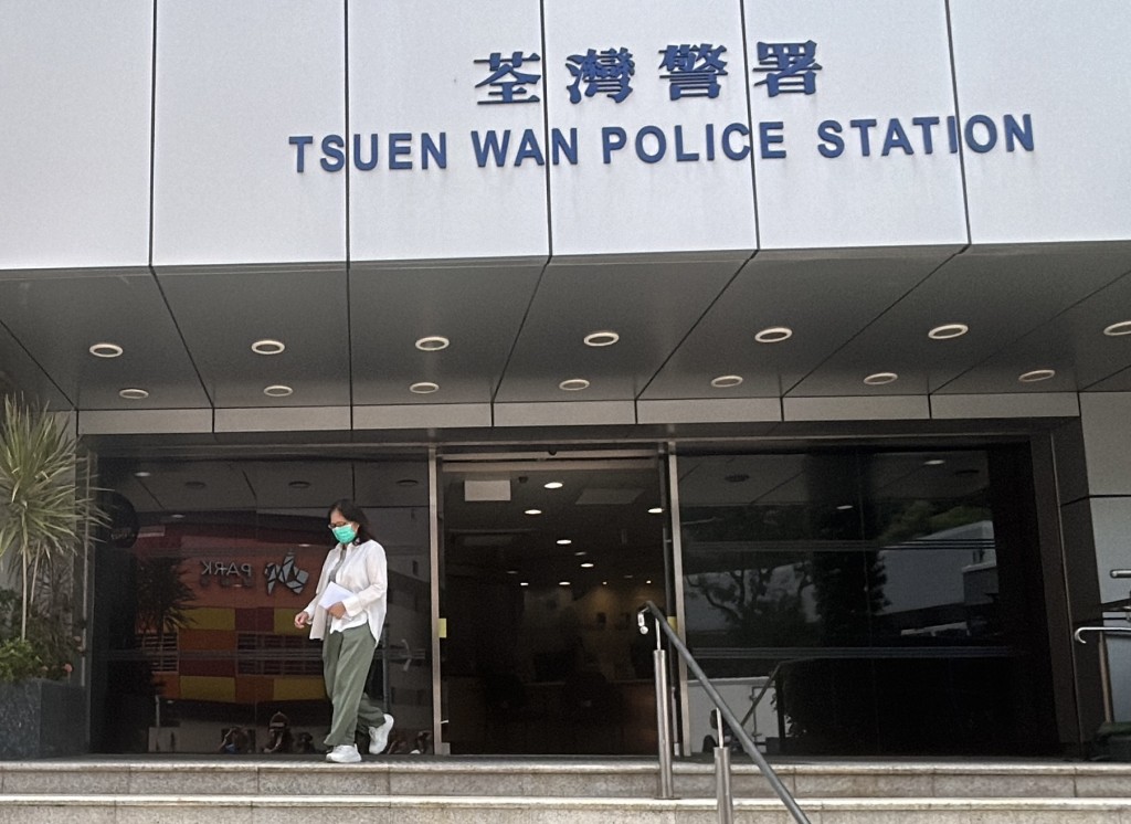 侯中宇母親步出警署。林思明攝