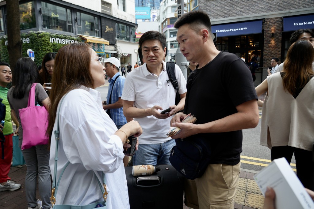 銅鑼灣Apple Store門外疑似出現收機黨。歐樂年攝