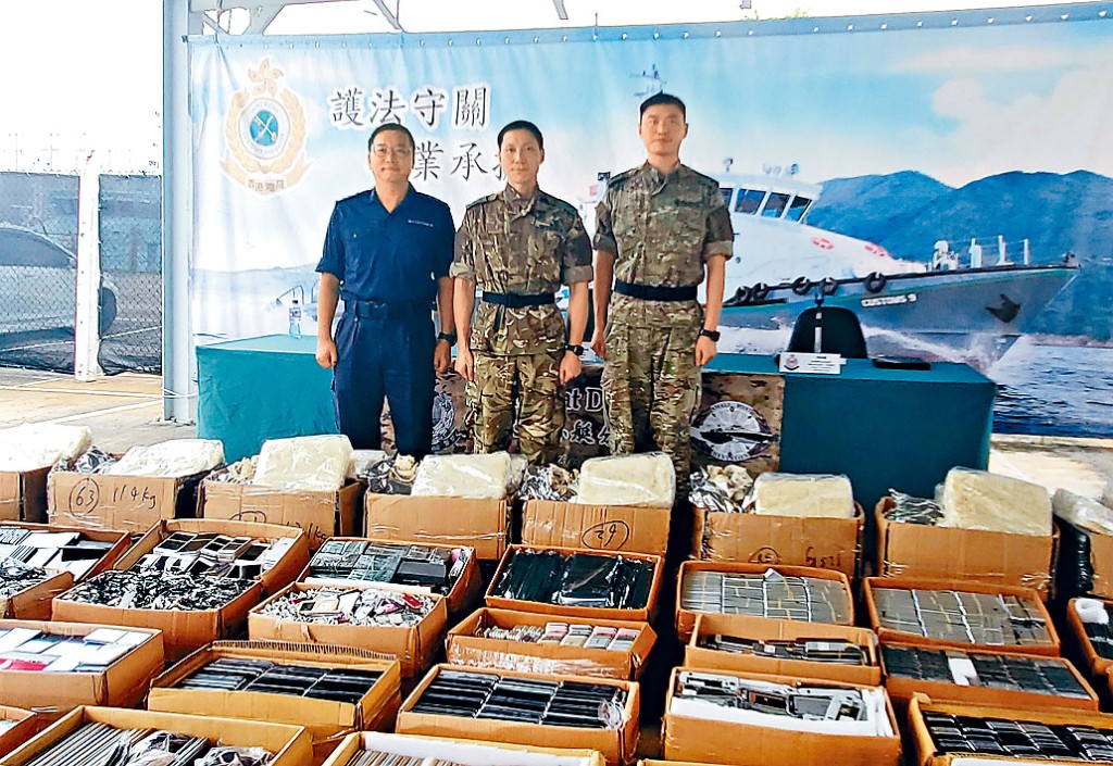 水警联同海关破获走私案，检获大批走私物品。