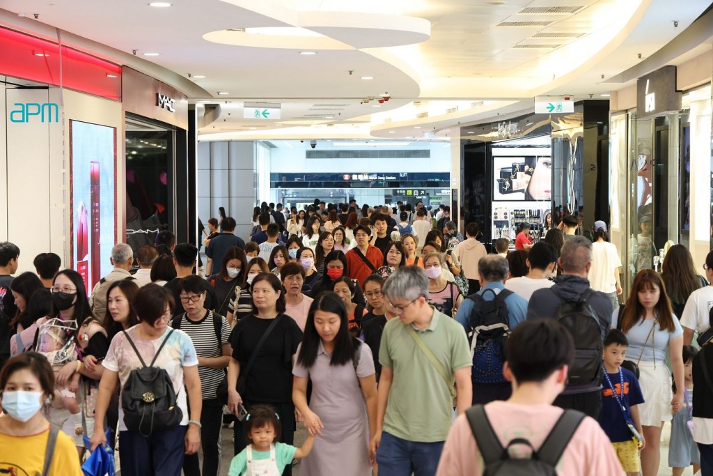 地区商场在国庆期间亦有接待内地旅客团，人均约消费逾3,000元。新地提供