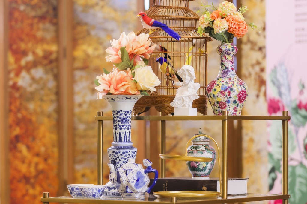  黃大仙中心聯同手繪瓷器廠「粵東磁廠」由即日至8月15日舉行「傳承廣彩」「瓷.茶.道」展覽 。