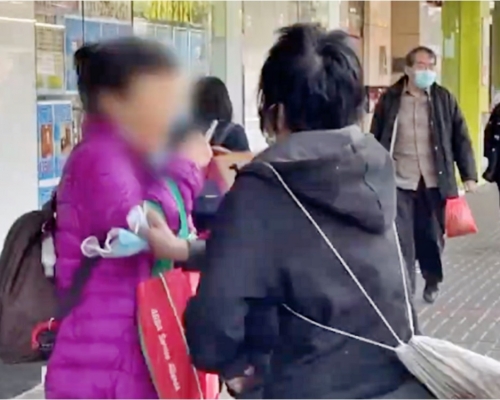 牛頭角神秘女子隨機襲擊途人,更會扯掉途人的口罩。影片截圖
