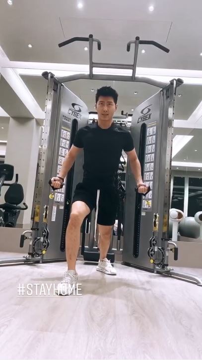 超莲于IG Story贴出窦骁健身的短片。