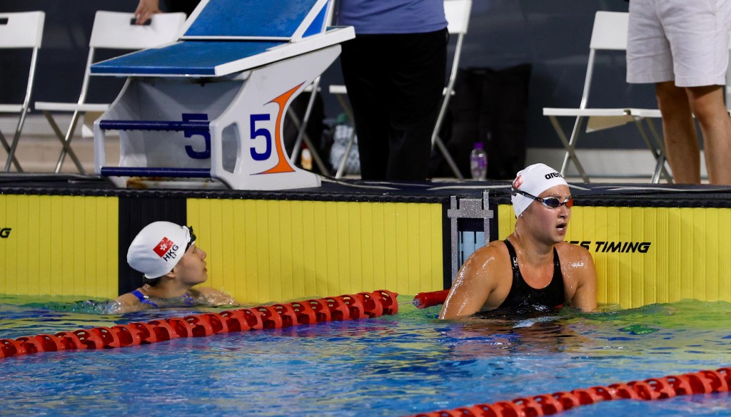 在泳池久未露面的鄭莉梅（右）今日驚喜現身香港長池游泳計時賽，左為冠軍李芯瑤。徐嘉華攝