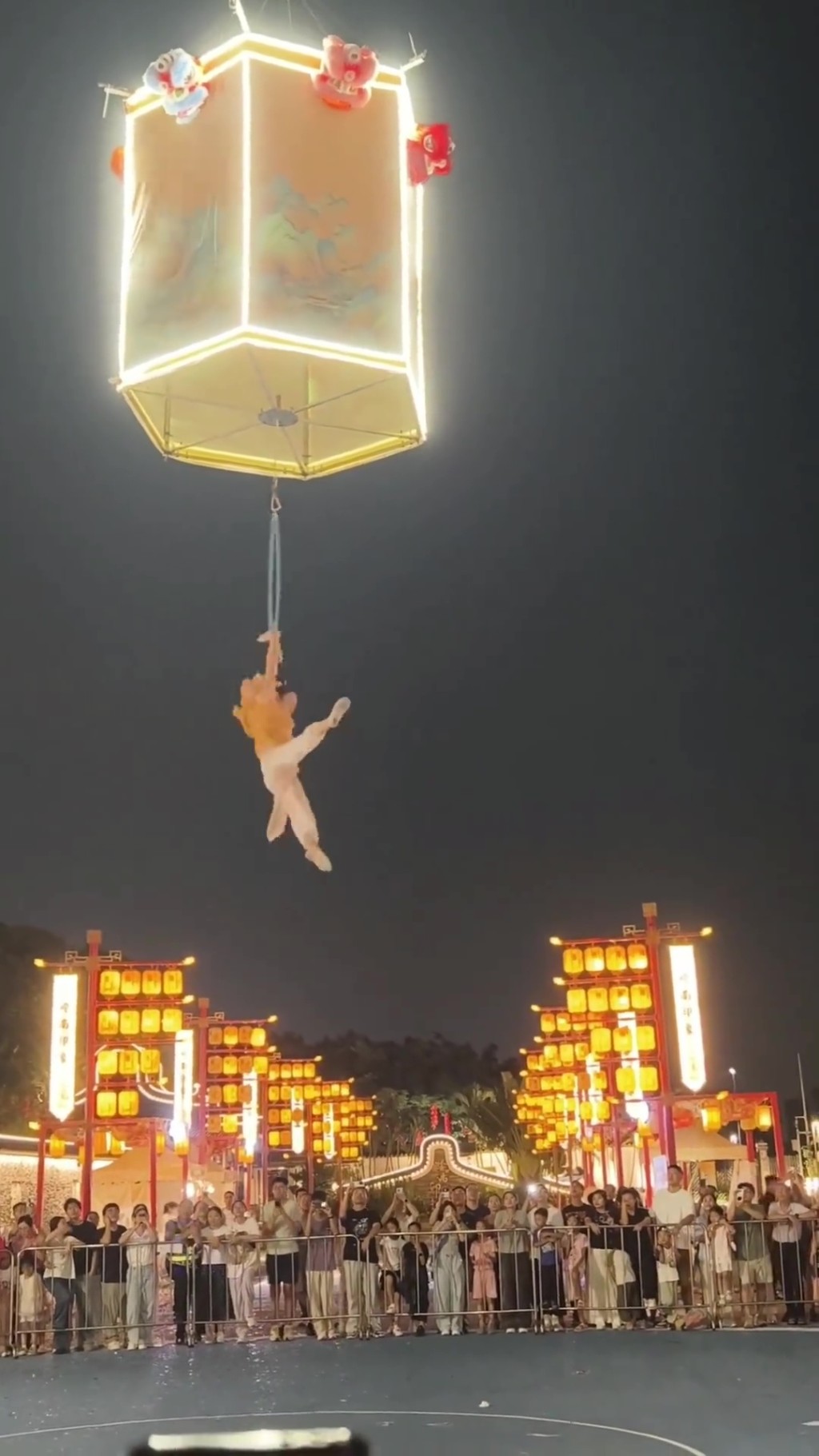 廣州景區天女散花演員意外高空墮下。