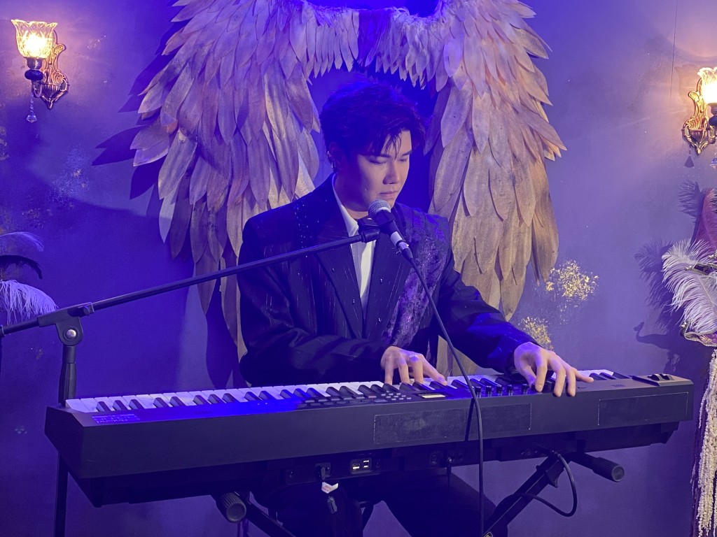 晚上與辰親自到現場與30名幸運粉絲舉行專屬「迷你音樂會」。