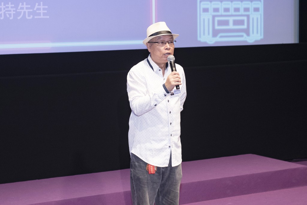 李力持分享創作短視頻和拍攝的技巧,並勉勵參賽者繼續為夢想努力和奮鬥。 李力持分享創作短視頻和拍攝的技巧,並勉勵參賽者繼續為夢想努力和奮鬥。