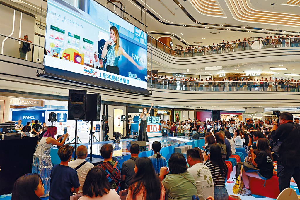 上周六舉行的圍方一周年慶祝活動吸引大批市民觀賞支持,現場氣氛非常熱鬧。