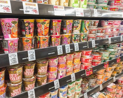 老翁潛入超市偷杯麵等糧食。網圖