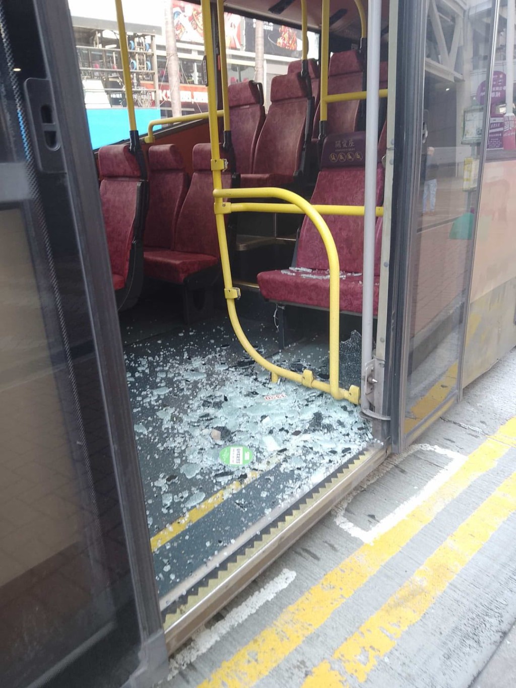 一块近中门闸的玻璃突然爆裂，碎片散落一地。fb「Park Island Friends 珀丽湾快乐群组」图片