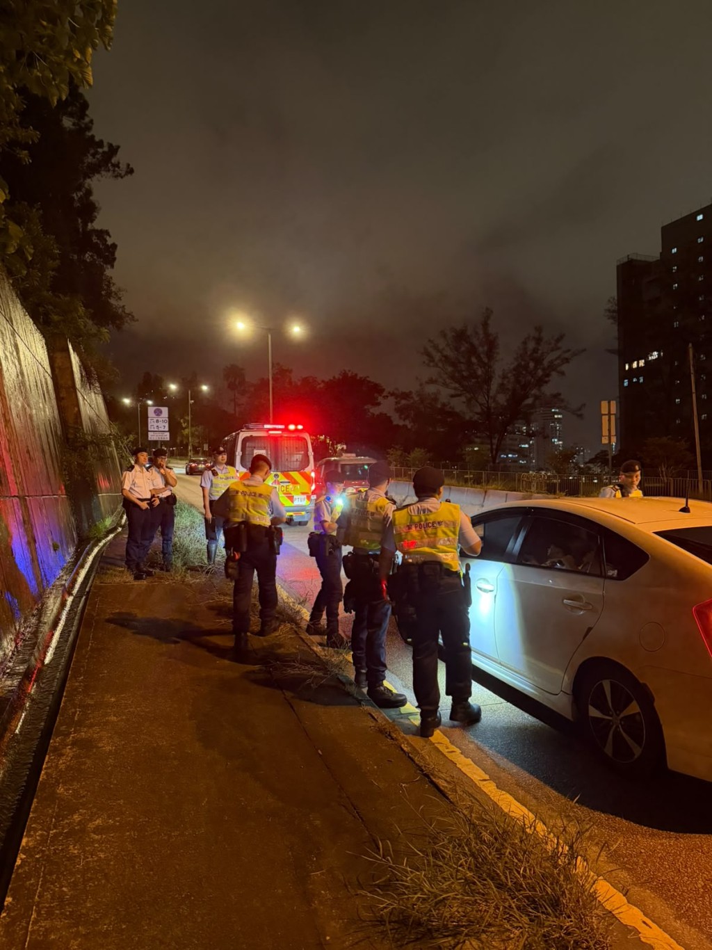 警方在區內多個策略性地點設置路障,截查可疑車輛。 警方在區內多個策略性地點設置路障,截查可疑車輛。