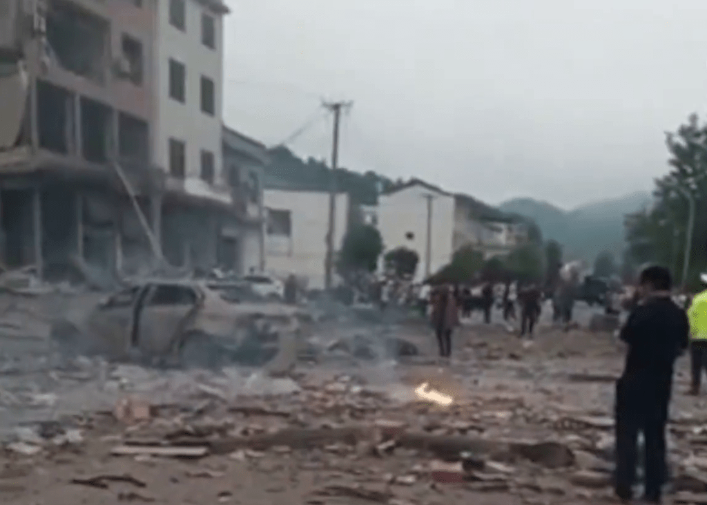 江西上栗縣汽車維修店發生爆炸後，附近街道一片狼藉。