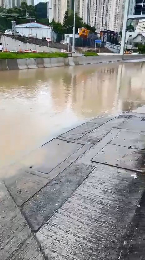 觀塘茶果嶺道近海水抽水站有地底水管爆裂,大量黃泥水湧出。網上片段截圖 觀塘茶果嶺道近海水抽水站有地底水管爆裂,大量黃泥水湧出。網上片段截圖