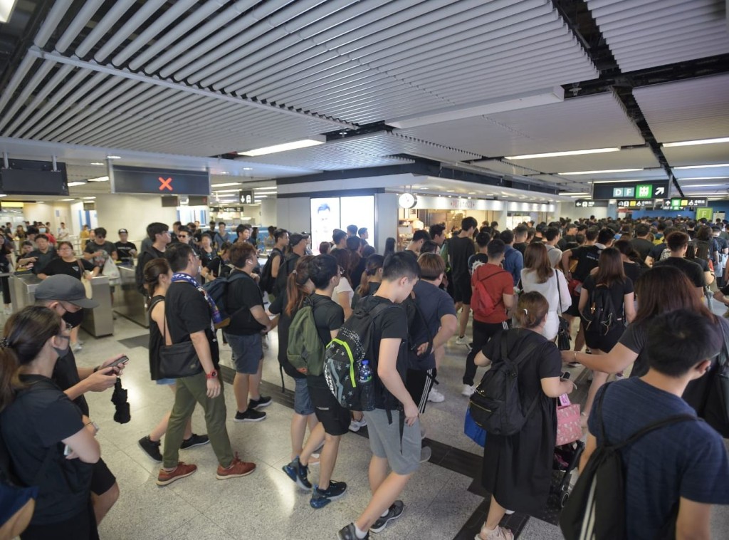 部分市民從金鐘站步行往維園