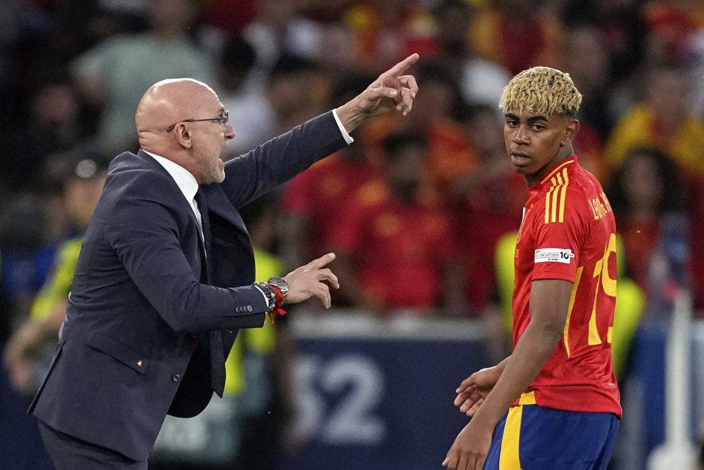 西班牙教頭迪拉富恩特批評巴塞沒有事前溝通。美聯社