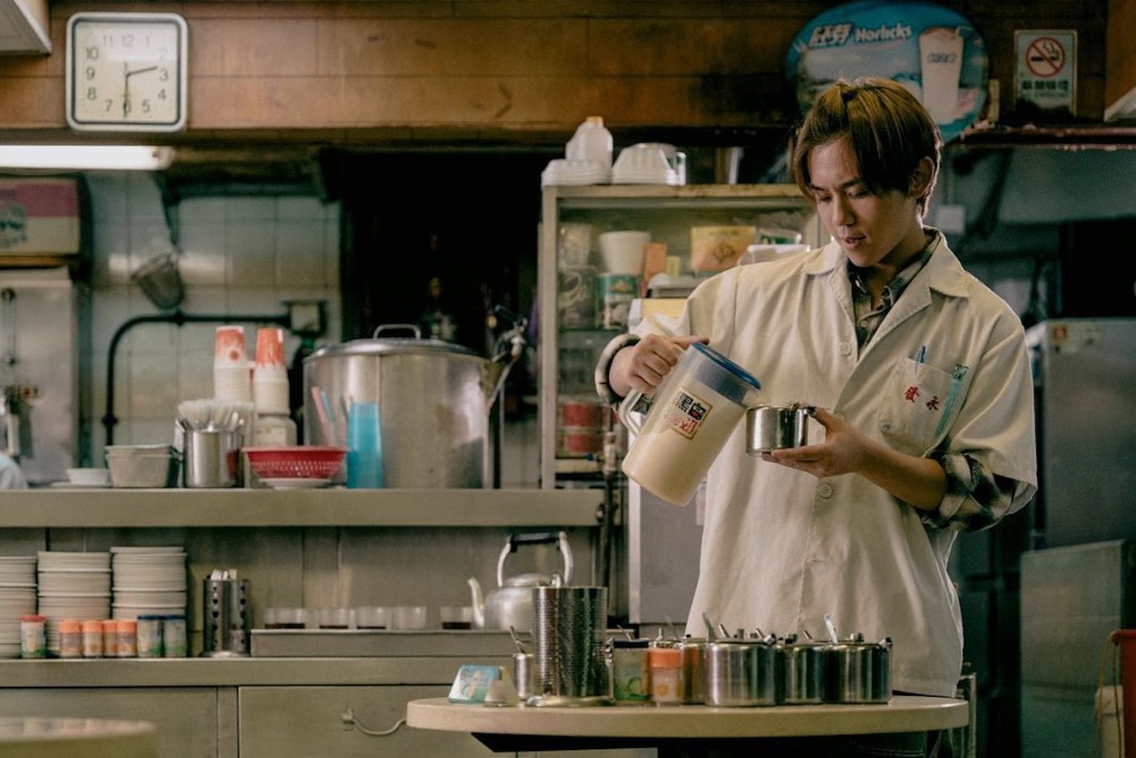 形容該茶餐廳的規定是「霸王條款」，認為是在變相逼人點飲品。 (劇照)