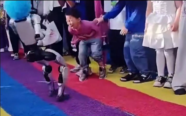机械人在新疆“卖武”期间失手，Side Kick踢低男童。抖音