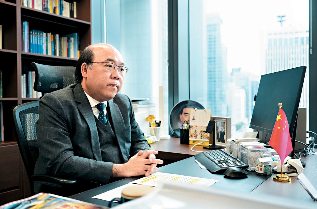 周文港期望政府加強網上「巡邏」,阻截「黑中介」為學生提供「造假」服務。