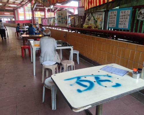 涉案熟食檔的部分餐桌及圍欄遭人噴大字。 梁國峰攝