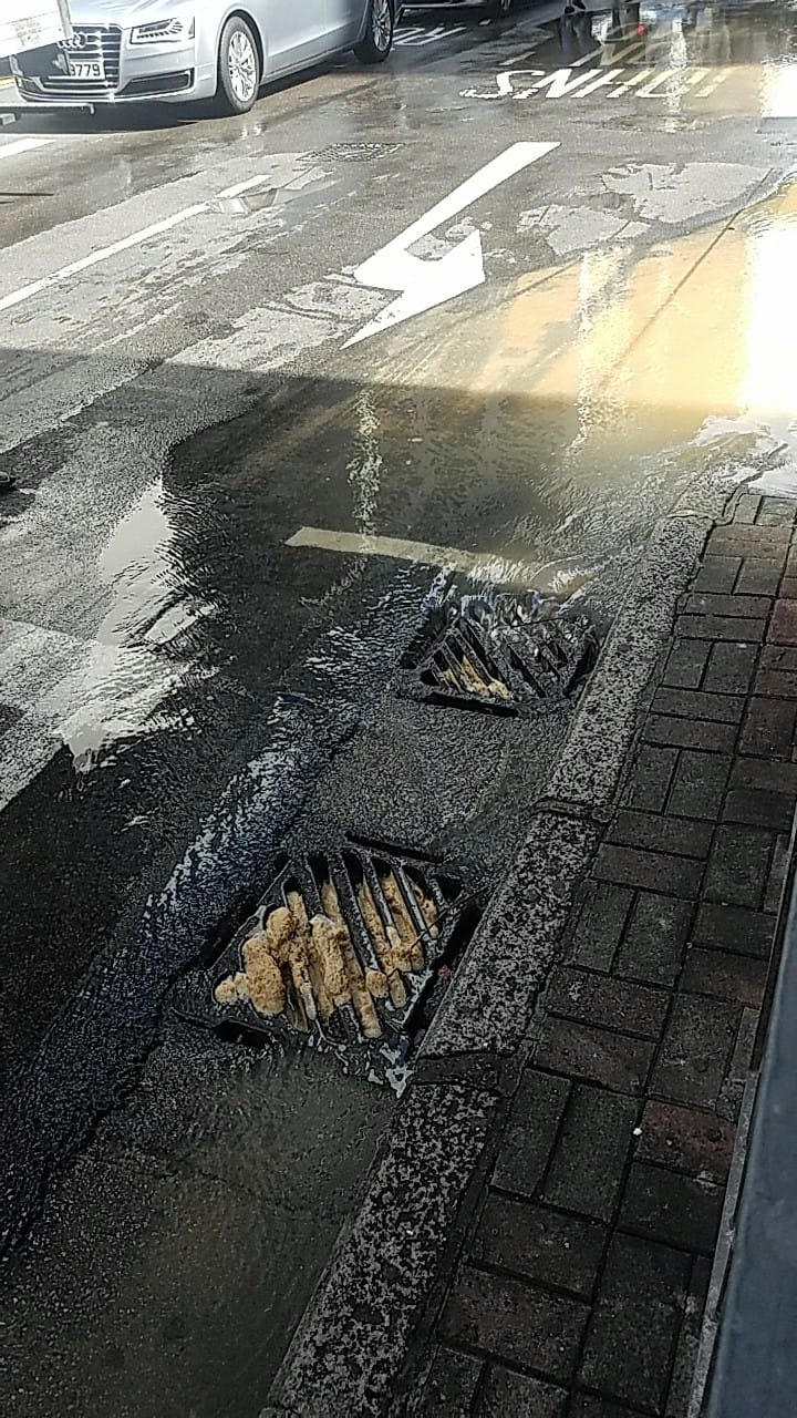 大量黃泥湧至路面。 香港突發事故報料區FB/網民Hw So圖