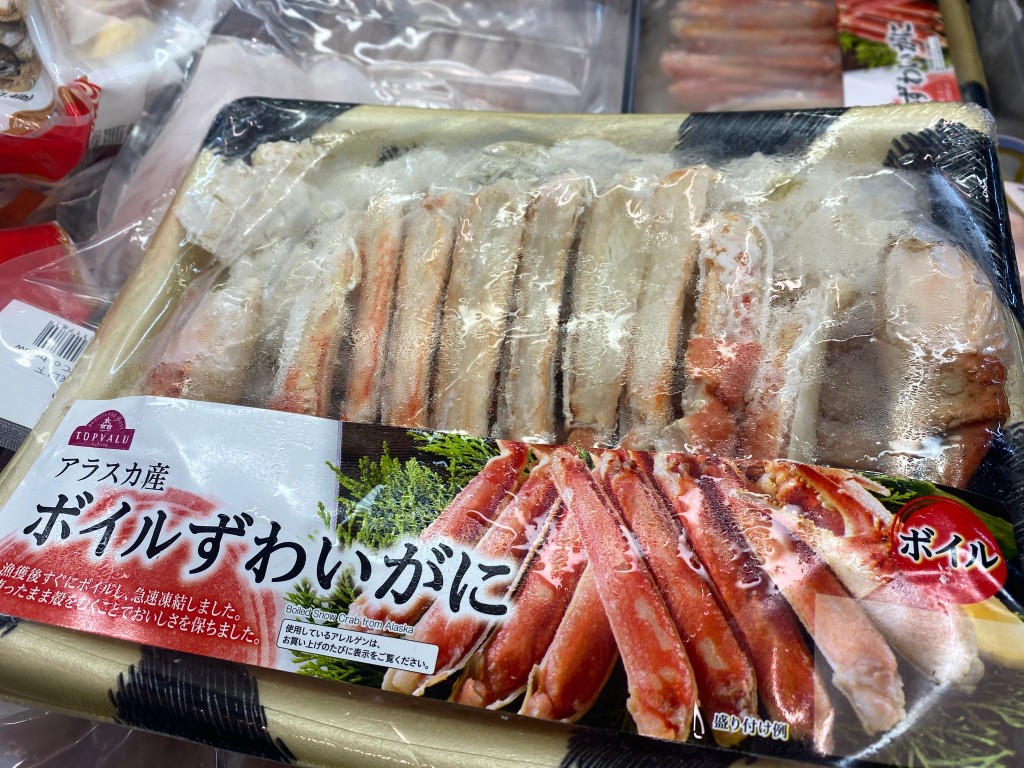 一包产自美国、东京进口的蟹脚，有中英文两个标签，但内容不一样，记者费时数分钟才查明状况。