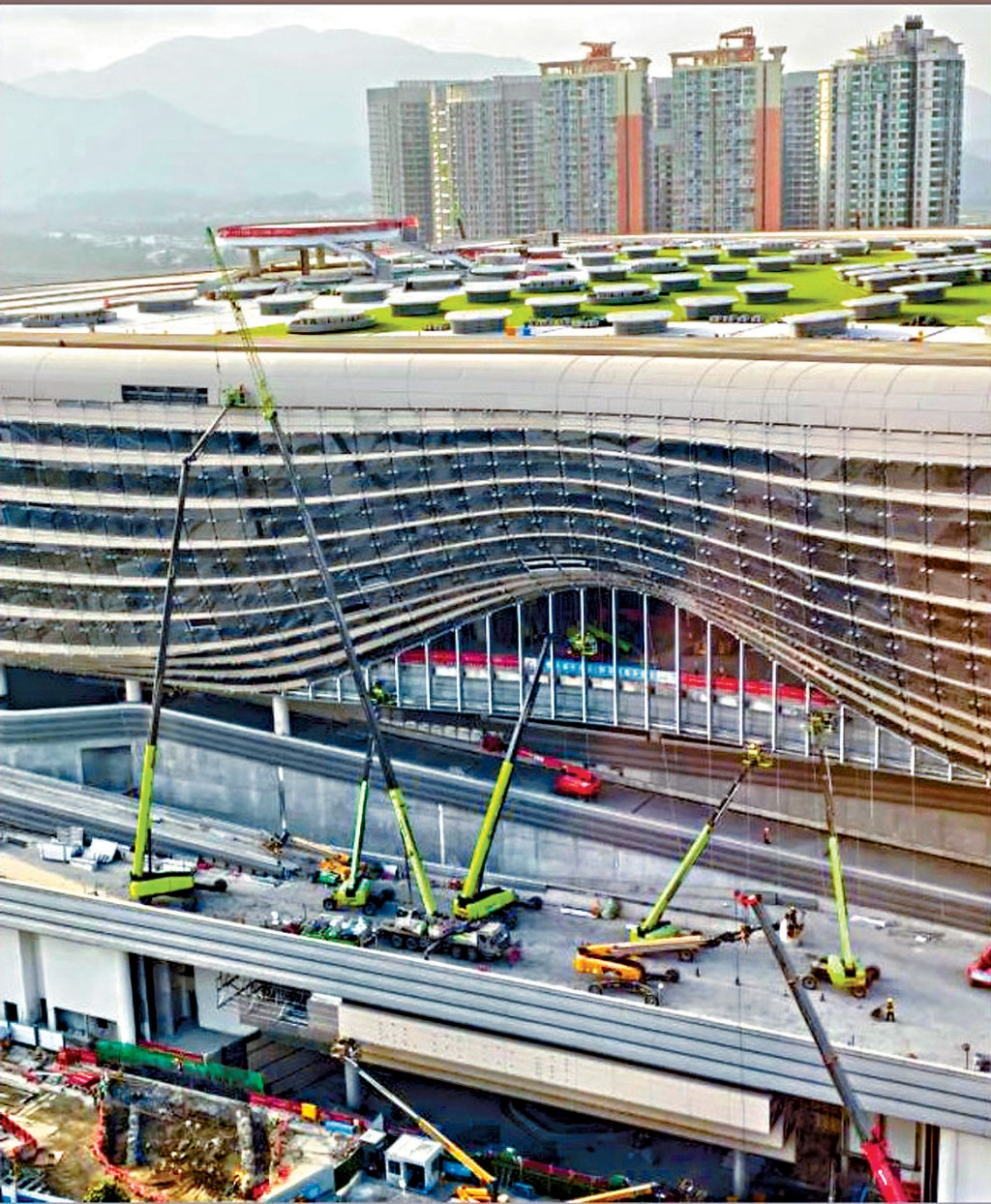 動工6年的深圳新皇崗口岸即將啟用，不少工程車密鑼緊鼓在大樓外施工。