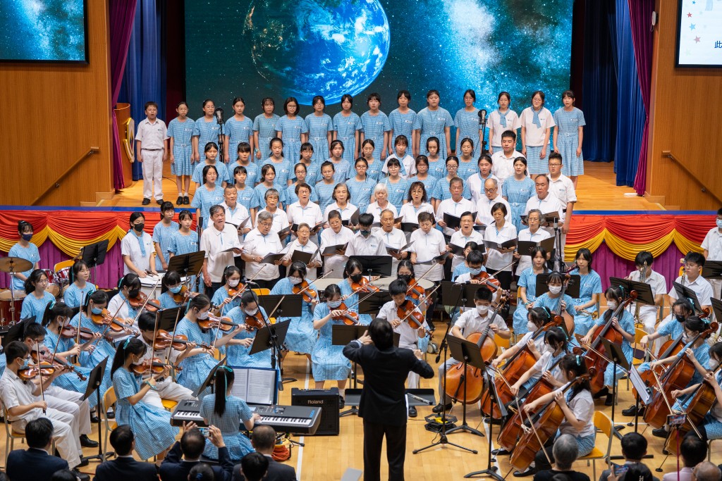學校的長青合唱團與樂團一同奏唱金曲，長青共樂。（圖片來源：受訪者提供）