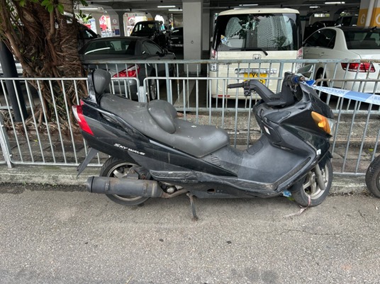 一輛電單車放置在愛丁堡廣場停車場外，把手位更捆上疑是警方的圍帶。(劉天正提供)