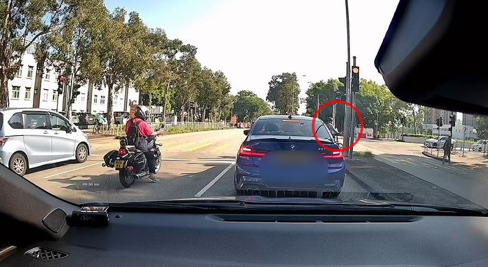 繞過私家車旁繼續行駛，對紅燈視若無睹。fb 車cam L（香港群組）TenderKangaroo5244影片截圖 