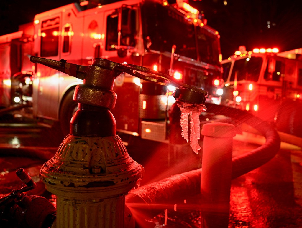 消防員接獲大廈15及16樓傳出煤氣異味的報告後到場調查，其間突然發生爆炸。路透社