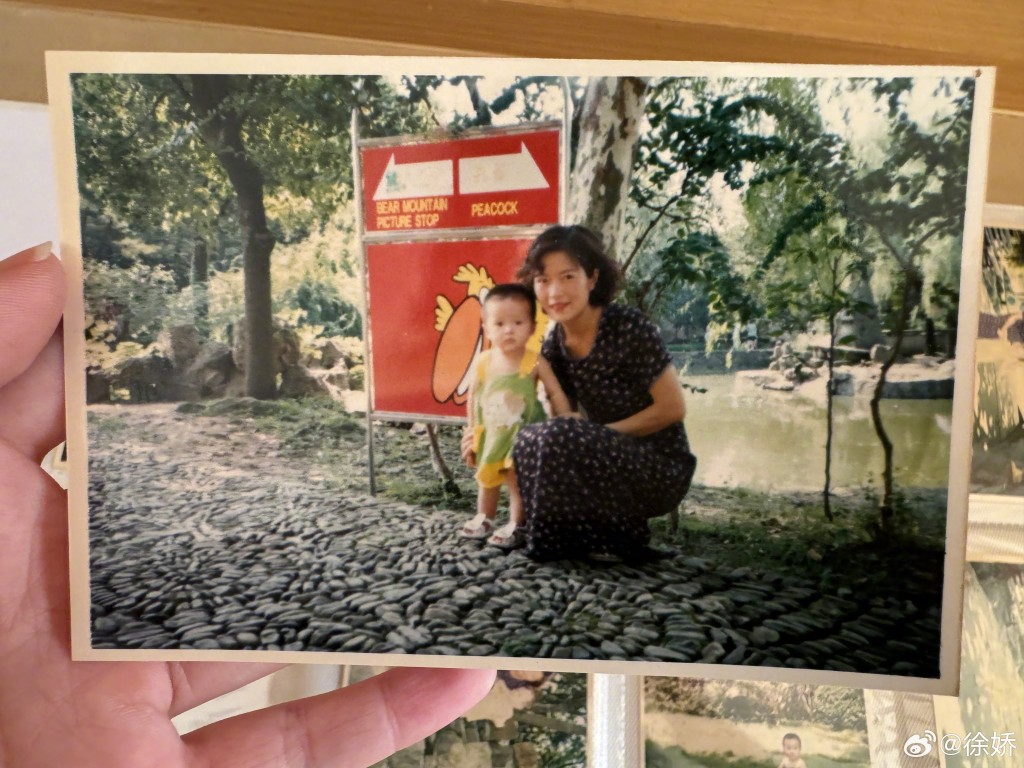 徐娇小时候与母亲合照。