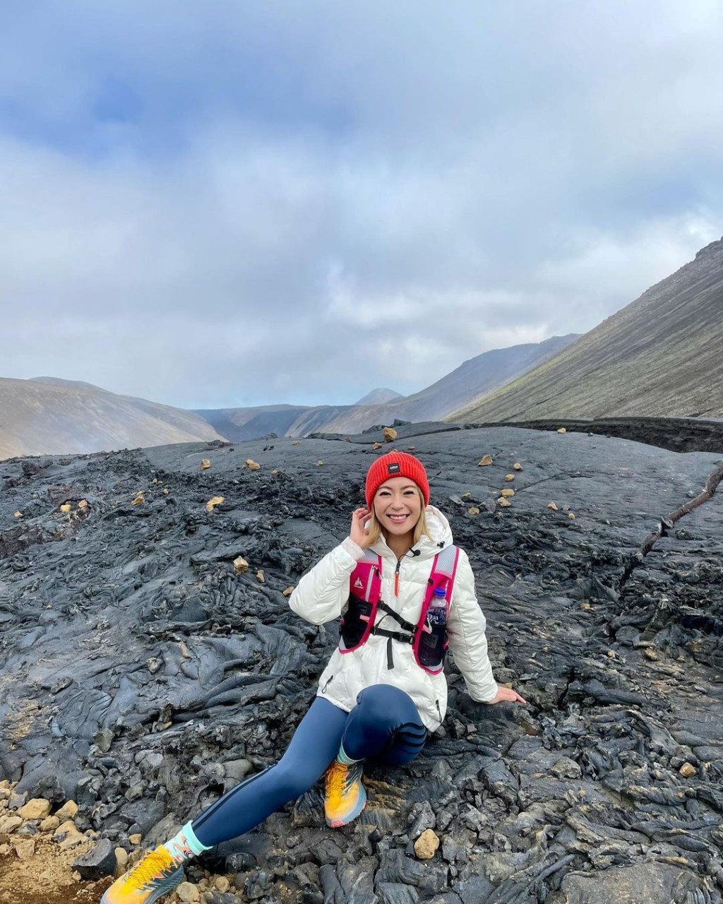 近距離在活火山前留影。