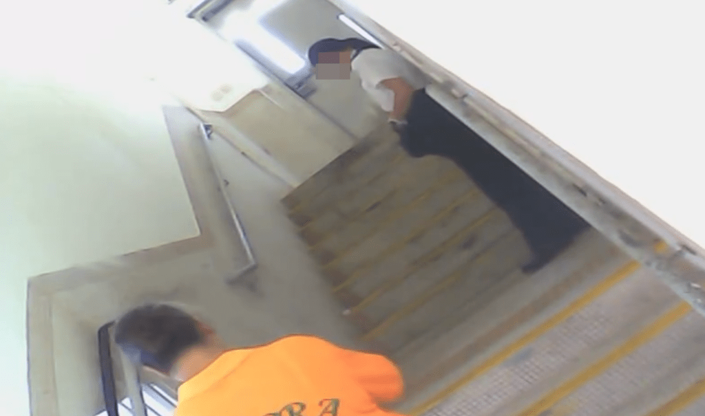 食環署女職員與一名疑似外判清潔工閒聊，其間二人不停吞雲吐霧。網上片段截圖