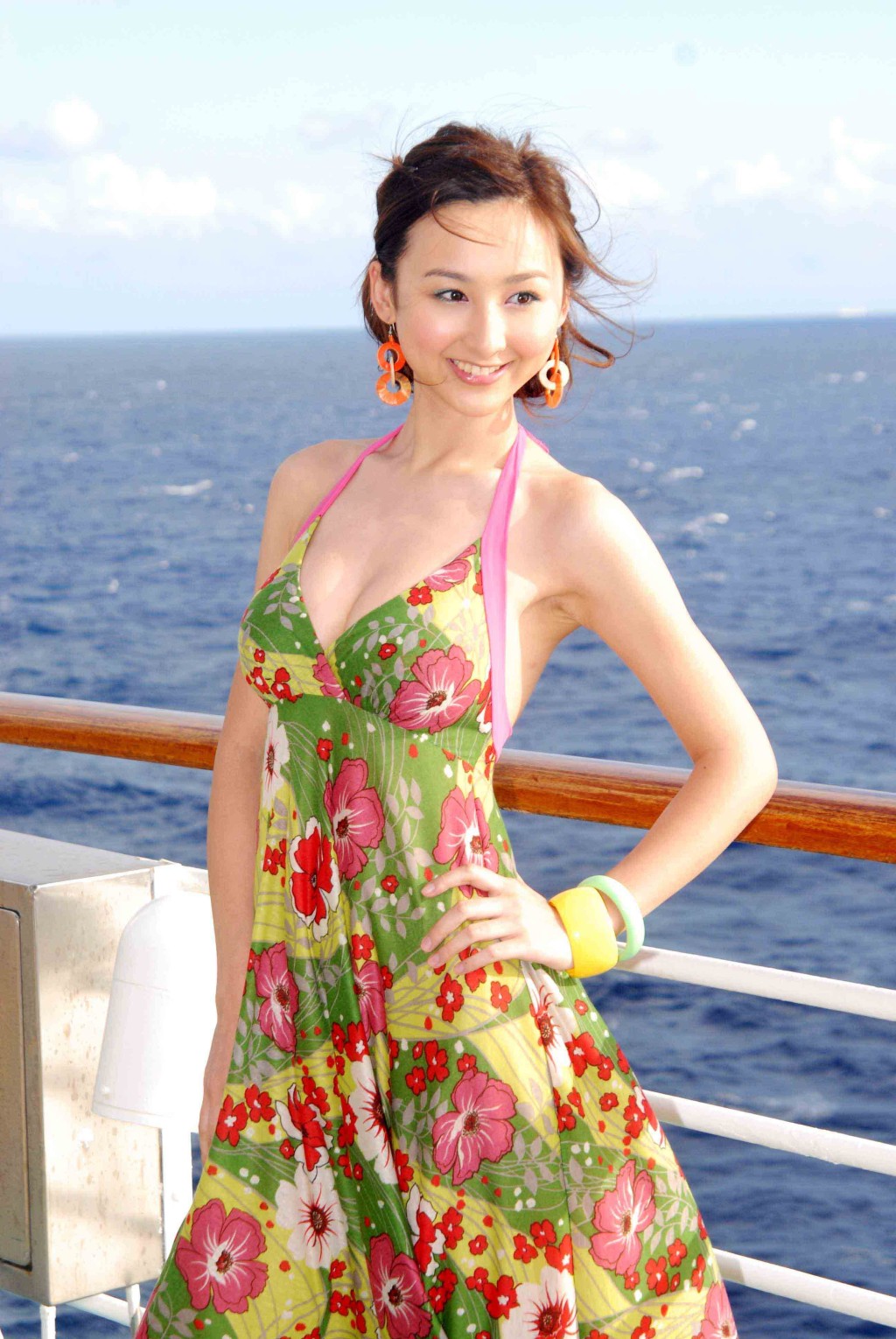 高海宁2008年参选港姐五强止步，之后签约TVB。