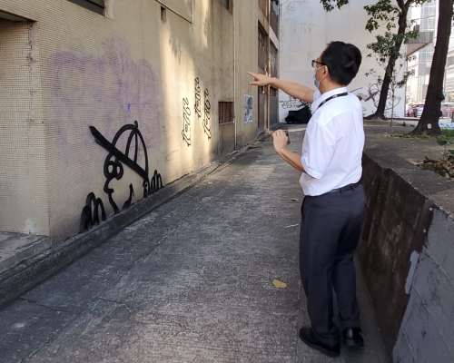 工廈外牆遭人塗鴉。 林思明攝