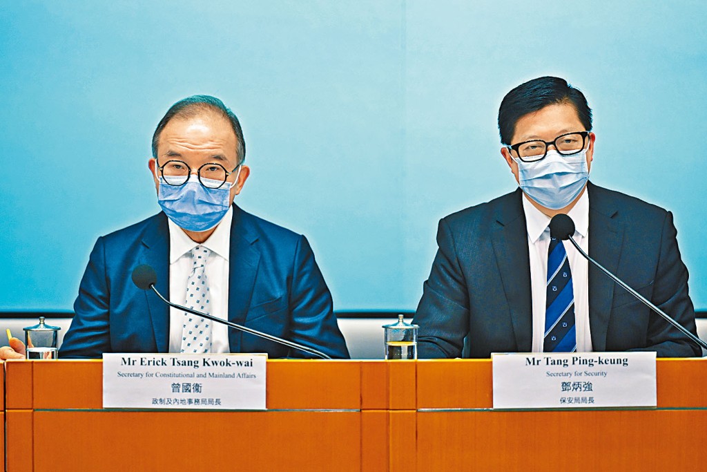 邓炳强（右）与曾国衞都各有重要工作，预料将会原职留任至下届政府。