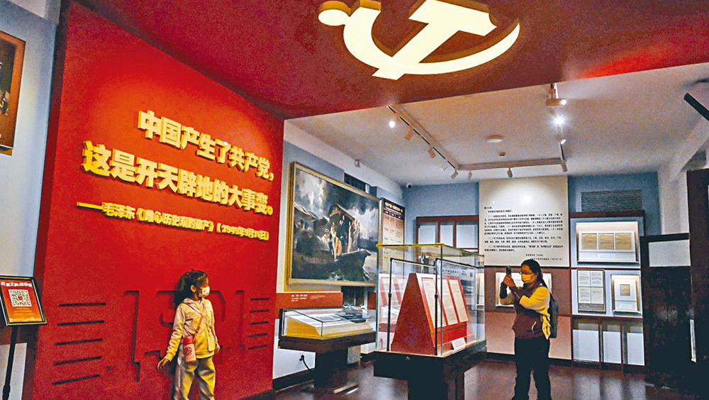 二十大即將開幕,圖為一名女孩在中共展覽館留影。