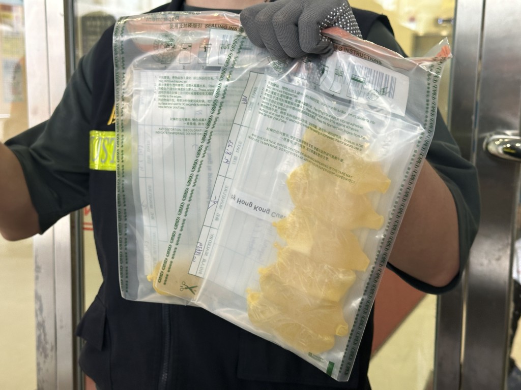 男旅客体内藏毒，涉案液态可卡因被收藏于安全套内。梁国峰摄
