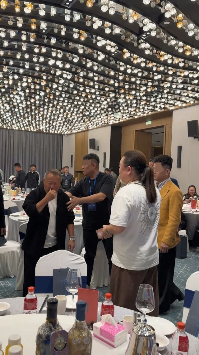 曾志偉於飯局中疑受到保鑣保護。