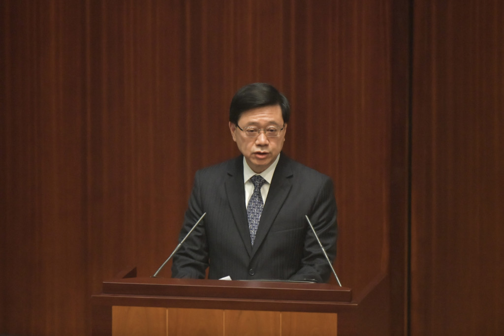 李家超今日(19日)出席立法會答問大會,宣佈將取消隔離令。(《星島日報》圖片/陳極彰攝)
