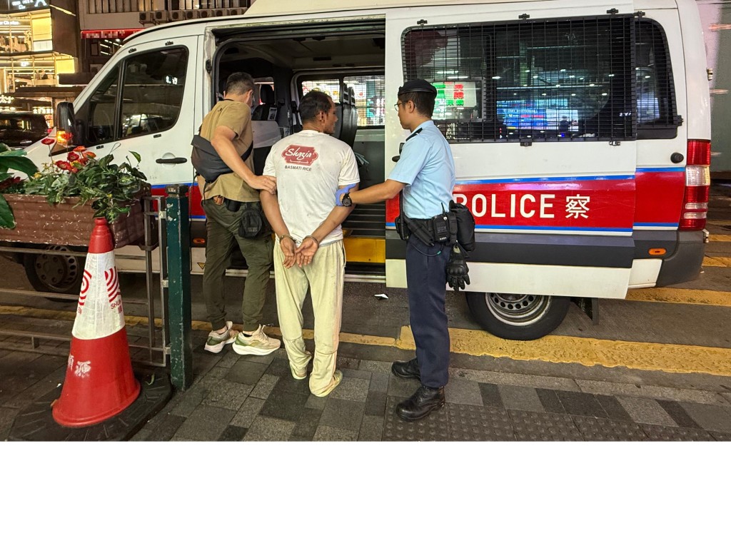 跨部門尖沙咀巡查區內黑點拘捕3人,包括一名17歲男童。警方圖片 跨部門尖沙咀巡查區內黑點拘捕3人,包括一名17歲男童。警方圖片