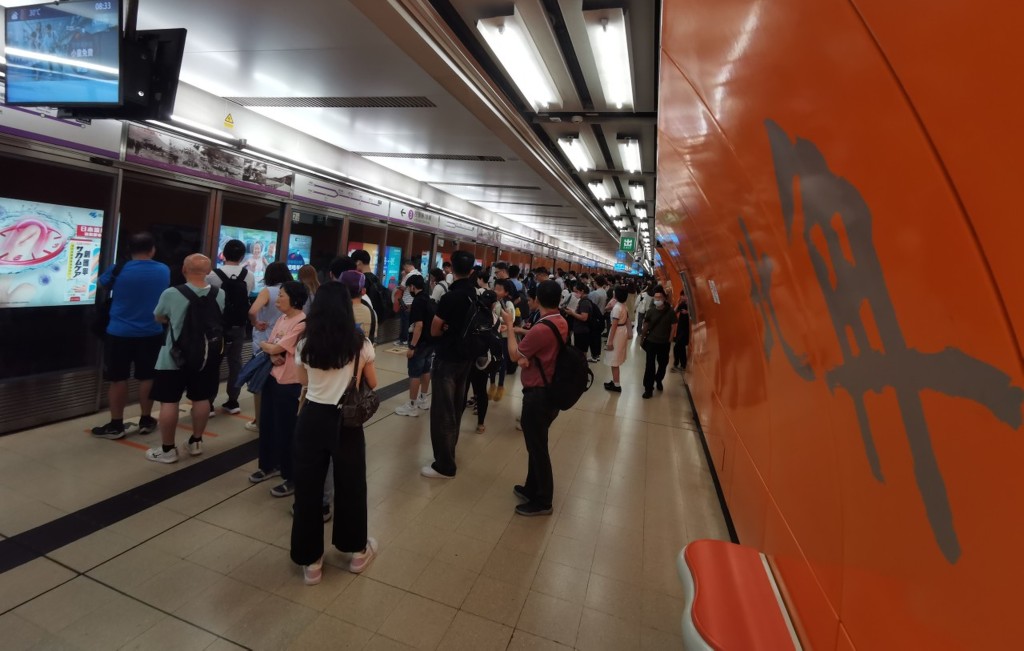 大批乘客在月台等車。 大批乘客在月台等車。