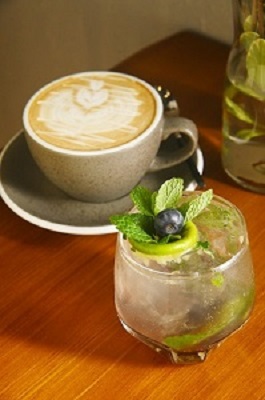 飲品如Sake Kasu Latte（$54，後）及Blueberry Mojito（$78，前）都是餐廳招牌。
